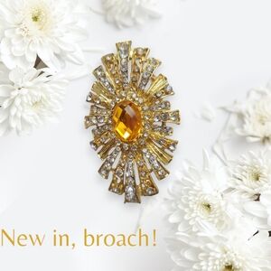 Vintage Gold broach oval-shaped accessory adorned with crystal rhinestones.